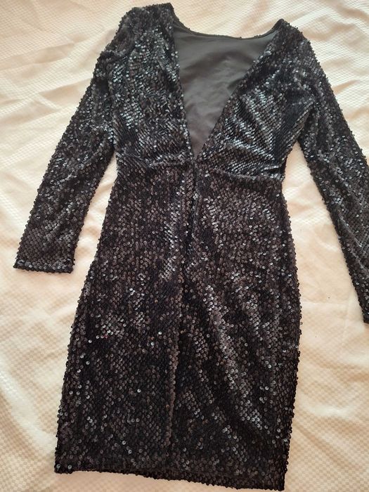 Елегантна рокля с гол гръб  и пайети