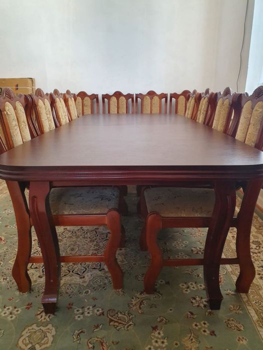 Стол и стулья для гостинной