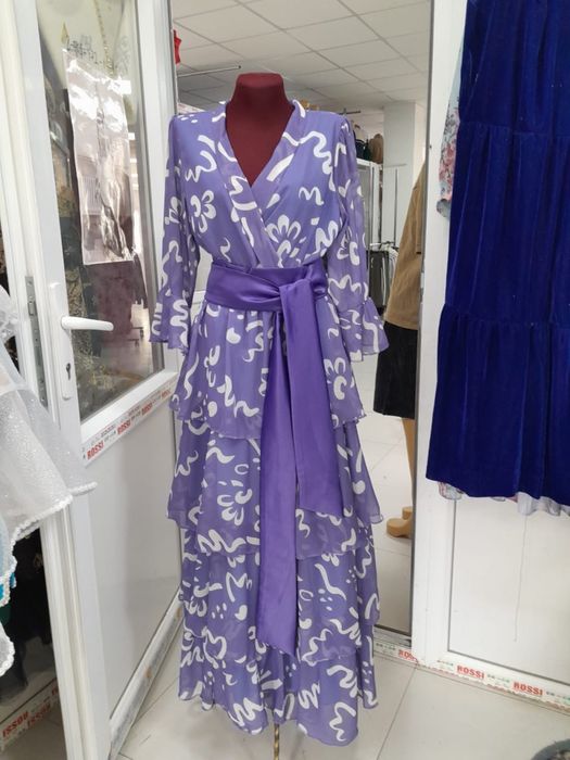 Голубое платье вечернее.