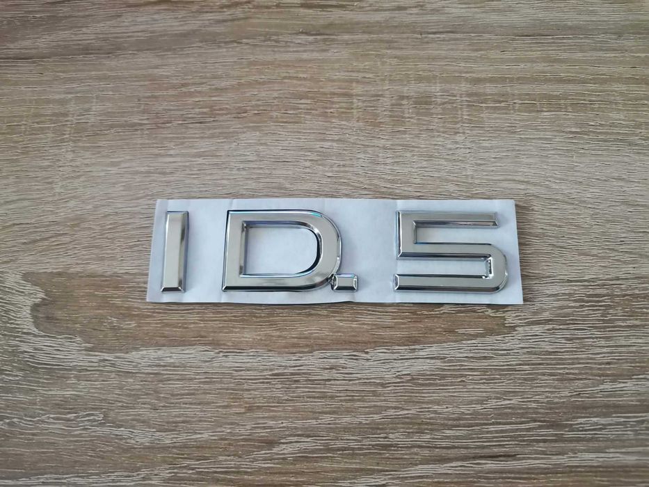 Volkswagen ID.5 сребриста емблема