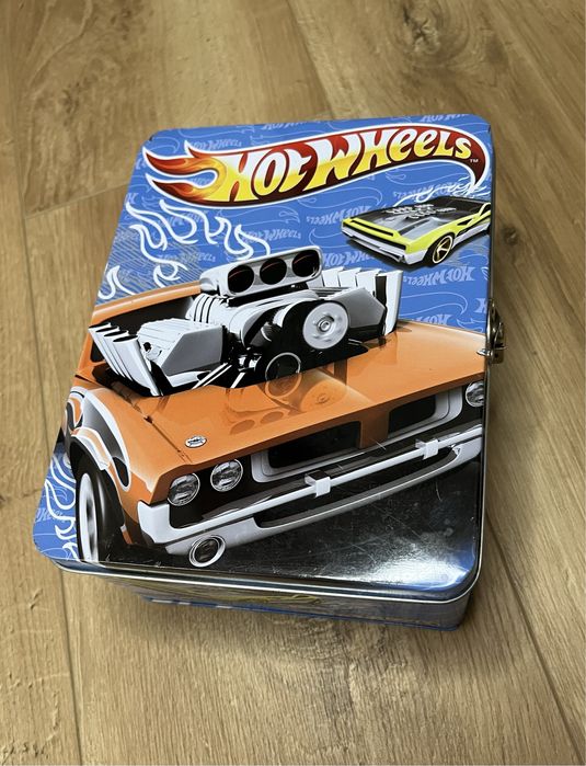 Hotwheels колички + кутия