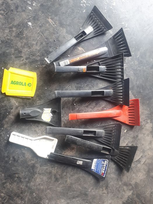 Автомобильные щетки для уборки снега.