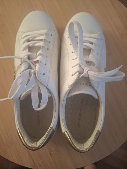 Бели сникърси Tommy Hilfiger