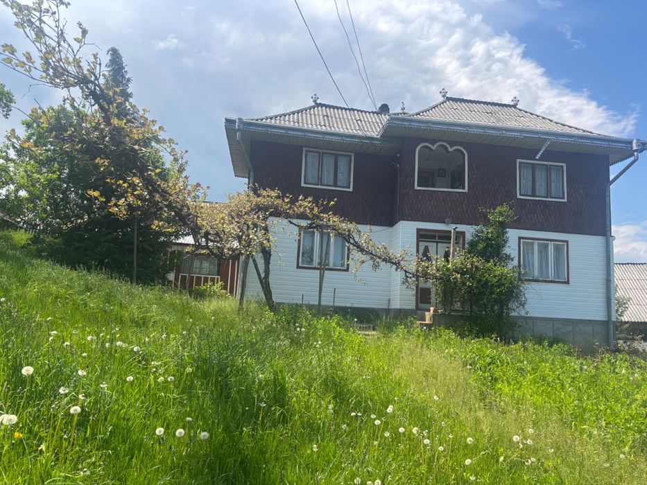 Casă de vânzare cu două curți, livadă și anexe – proprietate cu potențial
