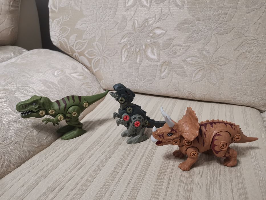 Продам игрушки динозавры