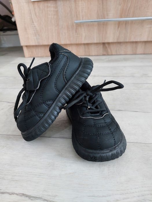 Продам кроссовки  для девочки