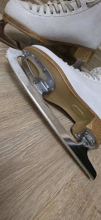 Продам КОНЬКИ для фигурного катания