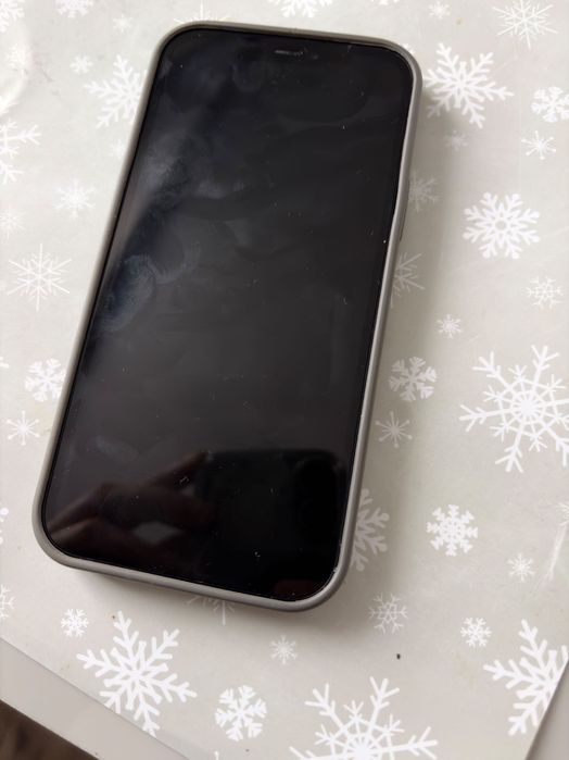 iPhone 12 -- 64 GB -- черен -- 81% батерия