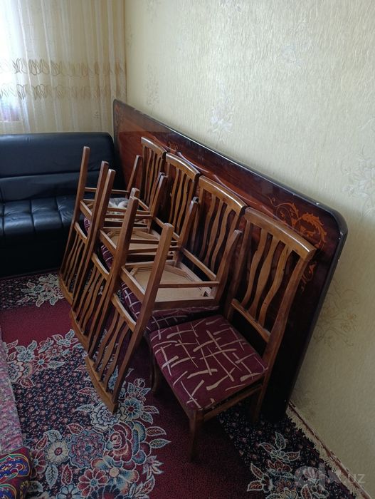 продаеться стол и набор стульев