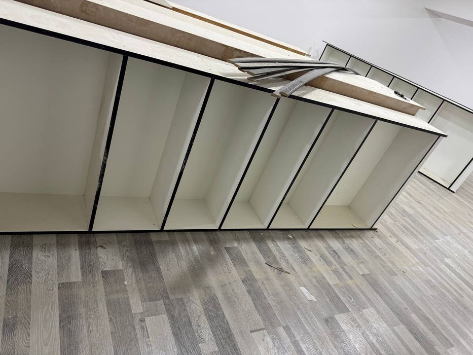 Продаются полки шкафы для магазина.