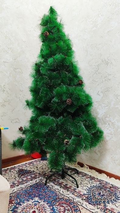 Продам ëлку 180см с бонусом игрушки и герляндом