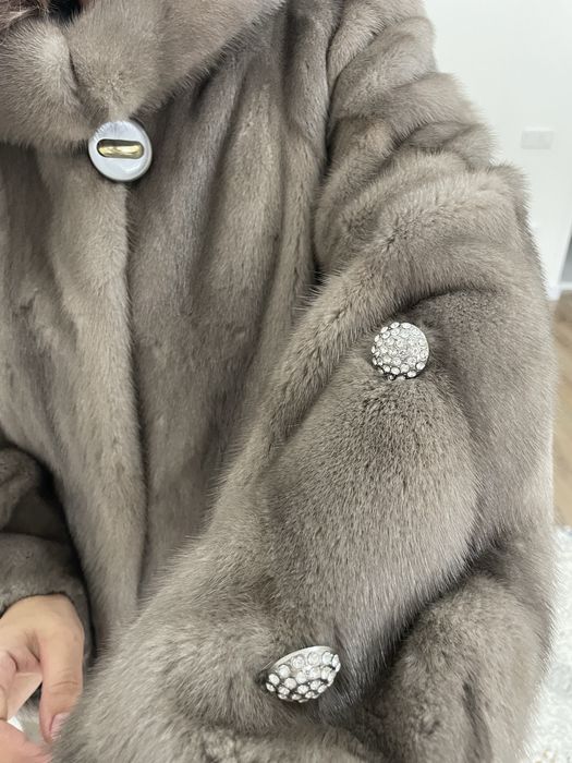 Шуба сатылады. Пальто подарок.