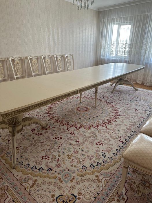 Продается гостиный стол из массива дерева