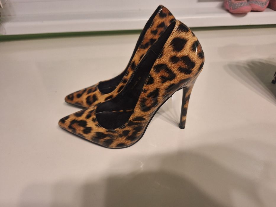 Обувки на висок ток