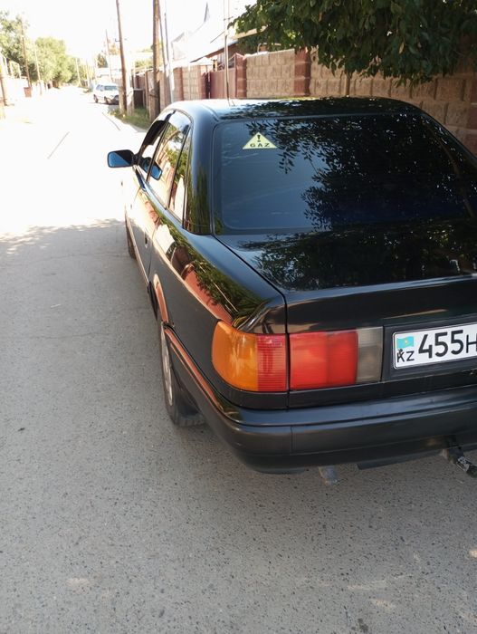 Audi 100 автомобиль