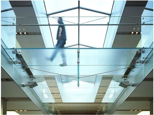 Триплекс стекло , Стеклянные лестницы и полы