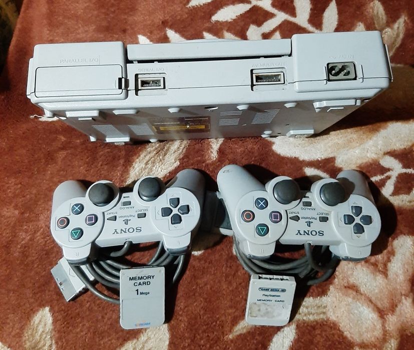 Vând PlayStation 1 făt complet cu 2 manete în stare buna