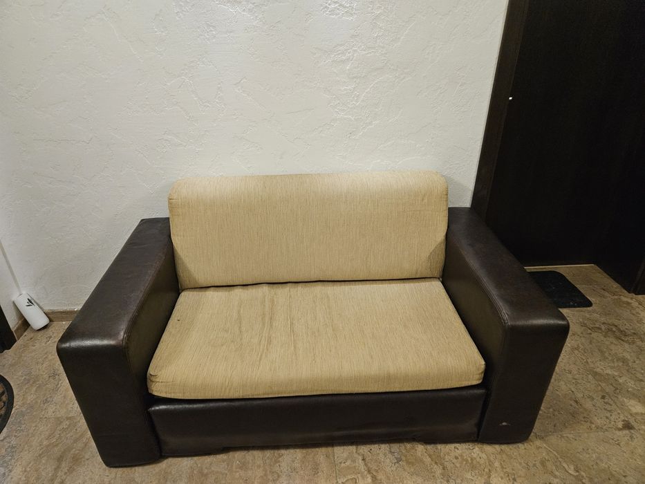 Диван двойка с отпаднала необходимост