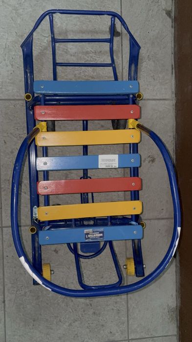 Санки синего цвета