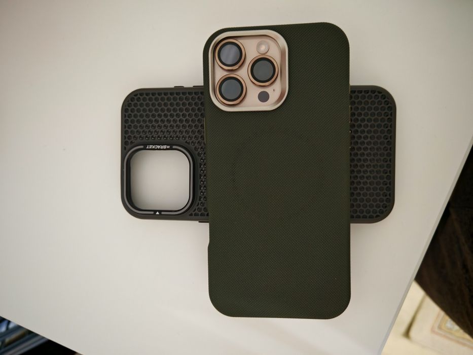 Продам чехолы на iPhone 16 Pro Max