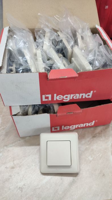 Ключ за стълбищтно осветление legrand БУТОН CARIVA КРЕМ С РАМКА