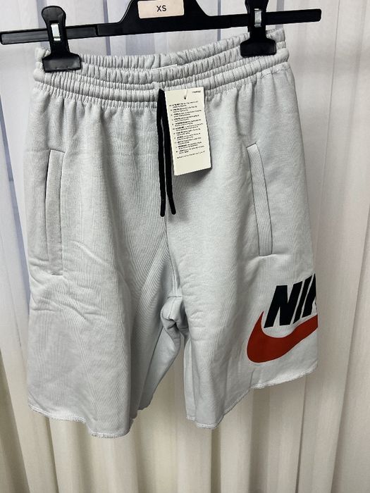Pantaloni scurți Nike gri
