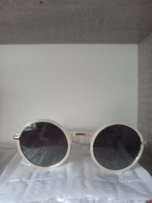 Продаются солнцезащитные очки. Новые. Круглые. На небольшое лицо.