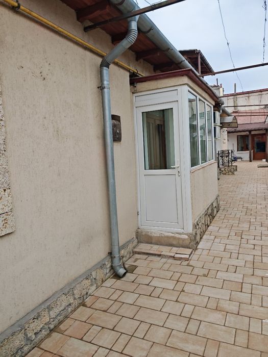 Ofer spre închiriere casa cu 3 camere, aproape de plajă