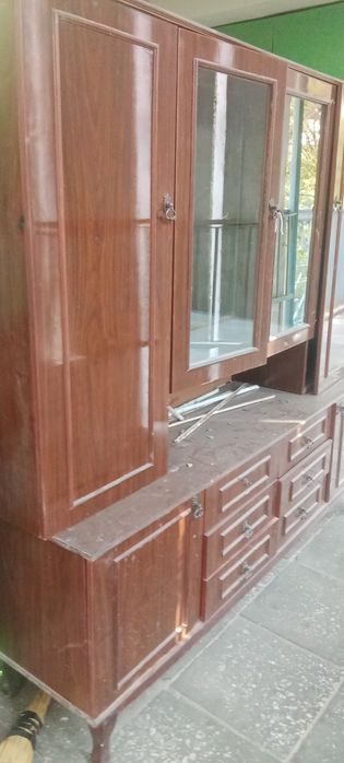 Шкаф ,сервант вихорошем состоянии .