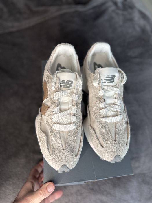 New Balance 327 gri deschis cu logo bej piele intoarsa marimea 40 noi