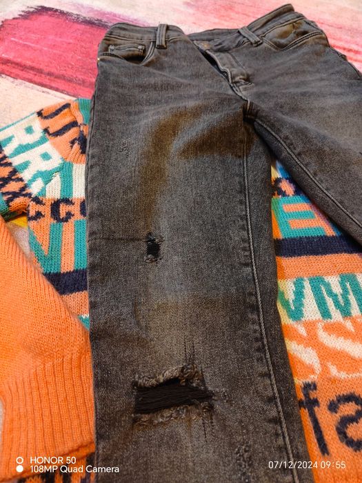 Дънки и пуловер.