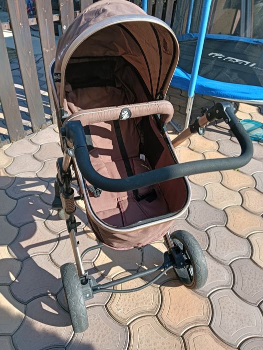 Vând cărucior si tricicleta