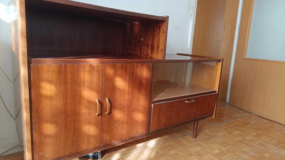 Витрина шкаф от истинско дърво