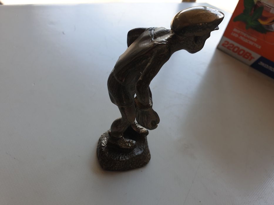 Бронзовая статуэтка, мальчик вратарь.