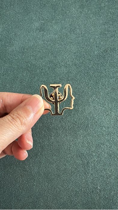 Продам значок-аксессуар