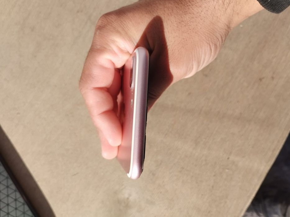 Продам айфон 7+