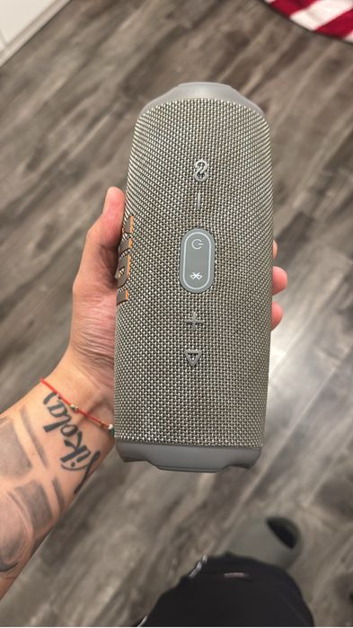 De vanzare boxa jbl charge 5 se aude ideal si foarte frumos