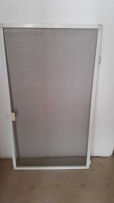 Продавам 2 комарника за прозорци