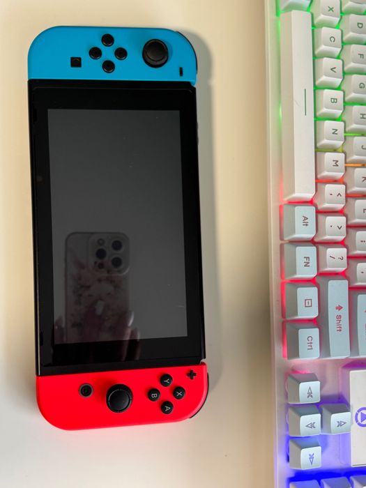 Nintendo Switch + Joy-Con (червен/син) + калъф – отлично състояние