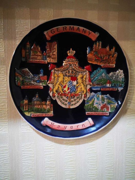 Сувенирные тарелки.