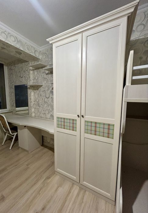Шкаф и стол для спальни