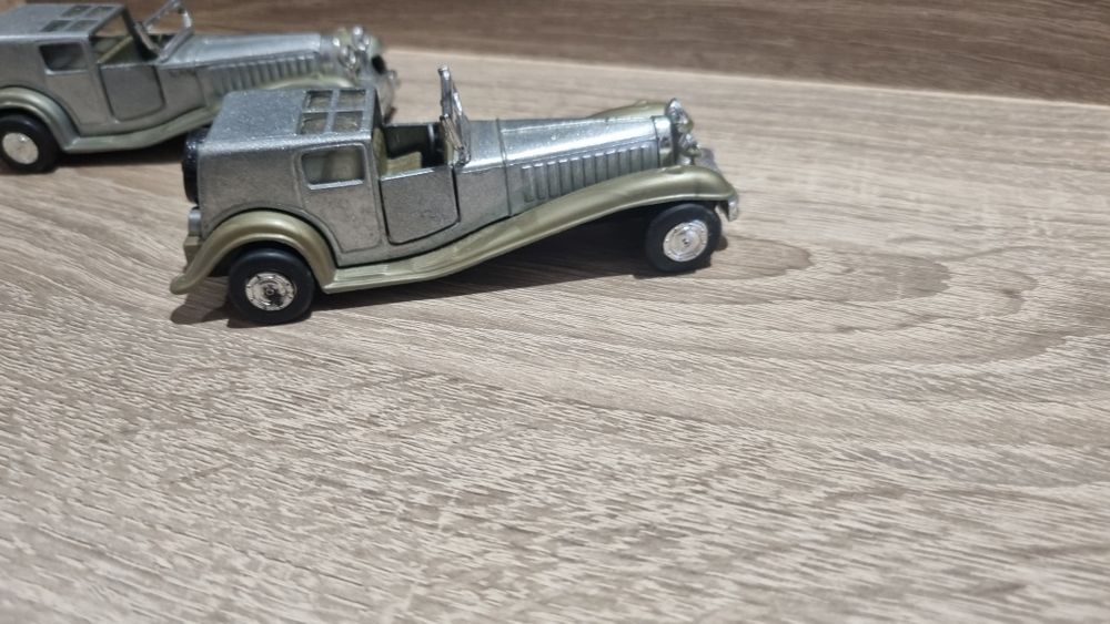 Две метални колички