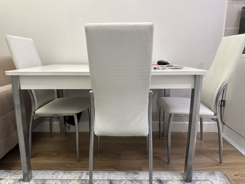 Кухонный стол и стулья