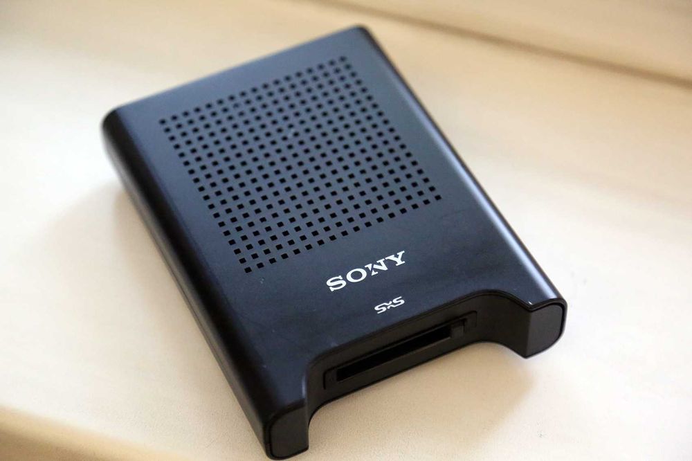 Профессиональная видеокамера Sony PMW-150