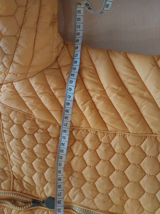 вталено жълто яке