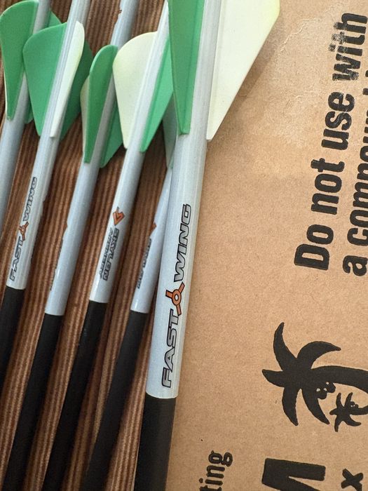 Продавам 14 броя стрели за лък