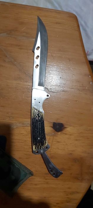 Продавам нож сгъваем с калъф