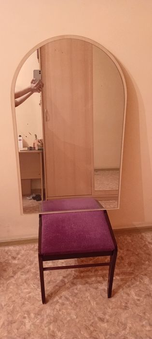 Зеркало большое.