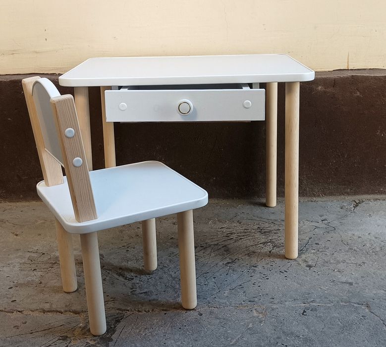 Детский стол и стульчик.