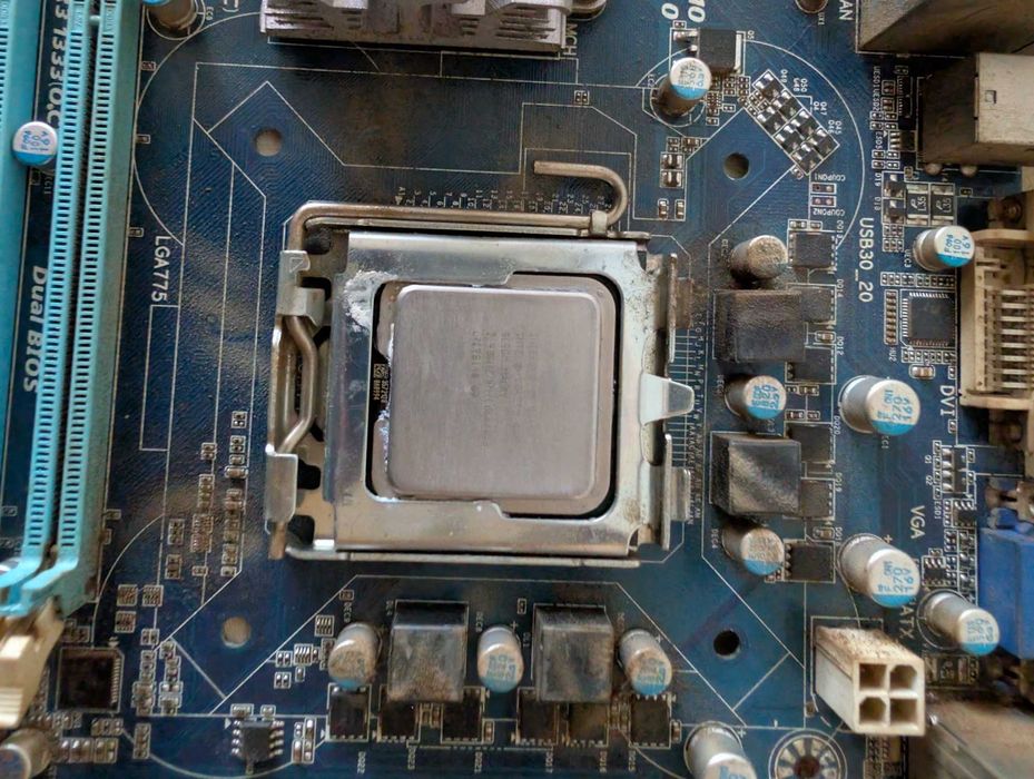 Placa de baza gigabyte plus procesor Intel quad core